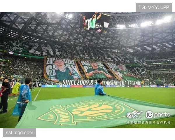 特写:威斯特法伦南看台再现巨型TIFO,致敬功勋队长罗伊斯 特写:威斯特法伦南看台再现巨型TIFO,致敬功勋队长罗伊斯